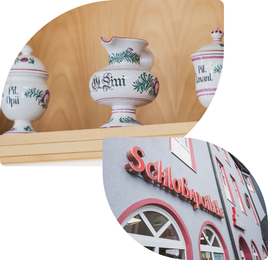 Zwei Bilder von Impressionen aus der Schloßapotheke Lichtenstein. Eines von einem Holzregal voller schöner traditioneller Medizingefäße. Und eines von der Außenfassade der Schloßapotheke. 